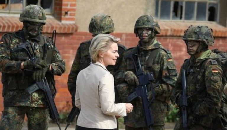 وزيرة الدفاع الألمانية مع جنود ألمان يشاركون في العمليات ضد داعش
