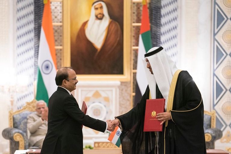 جانب من توقيع الاتفاقية بين أدنوك وائتلاف الشركات الهندية الشيخ محمد بن زايد آل نهيان