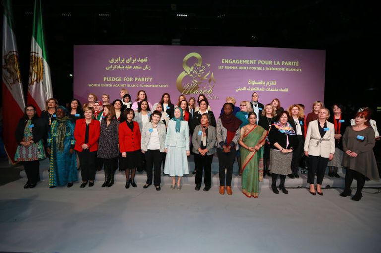 رجوي خلال أحد مؤتمرات المعارضة الإيرانية في باريس مؤتمر سابق للمعارضة الإيرانية في باريس