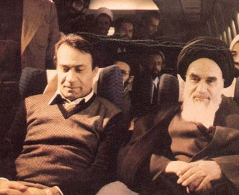 صادق قطب زاده بصحبة الخميني في طائرة العودة إلى إيران مؤتمر سابق للمعارضة الإيرانية في باريس