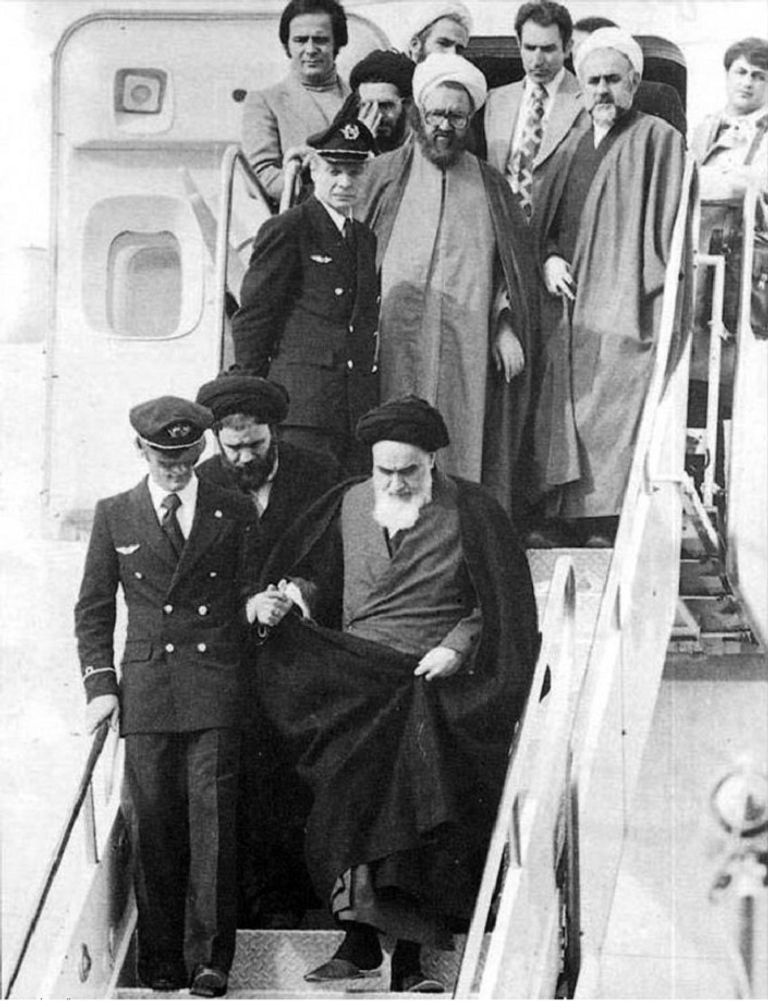 لـحظة وصول الخميني إلى إيران بصحبة رفاقه من بينهم صادق قطب زاده وآية الله حسن لاهوتي مؤتمر سابق للمعارضة الإيرانية في باريس