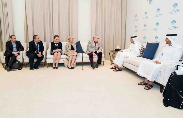 جانب من اللقاء الشيخ عبدالله بن زايد آل نهيان والرئيس الفنلندي السابق