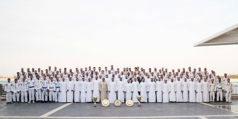 الشيخ محمد بن زايد يستقبل الفائزين