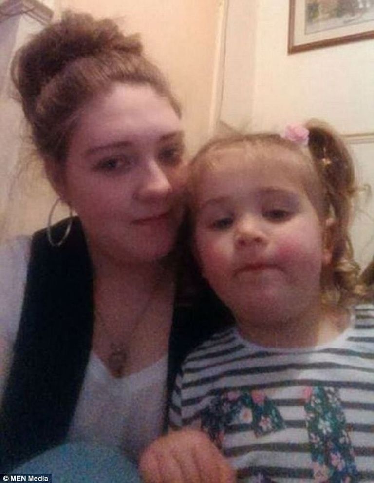 الأم مع ابنتها الغرغرة بالماء المالح تخفف ألم احتقان الحلق