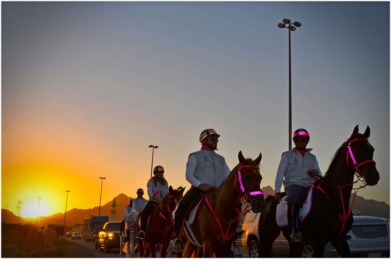 القافلة الوردية تنطلق من الشارقة بمشاركة 150 فارسا