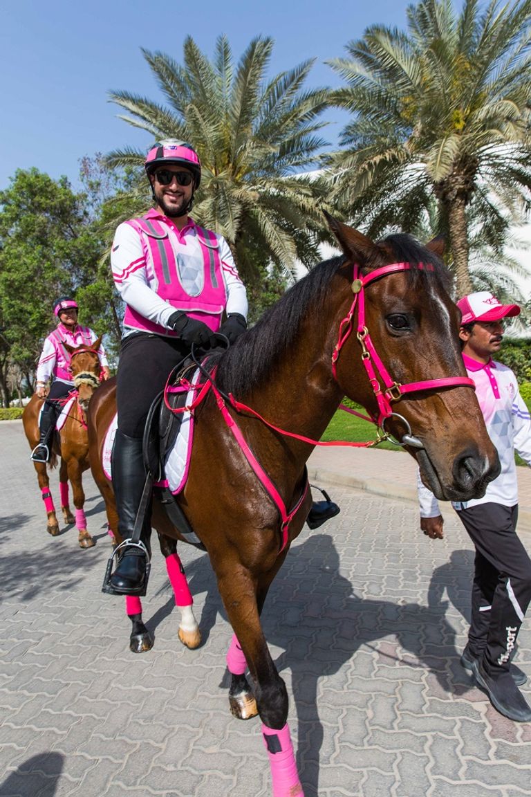 القافلة الوردية تنطلق من الشارقة بمشاركة 150 فارسا