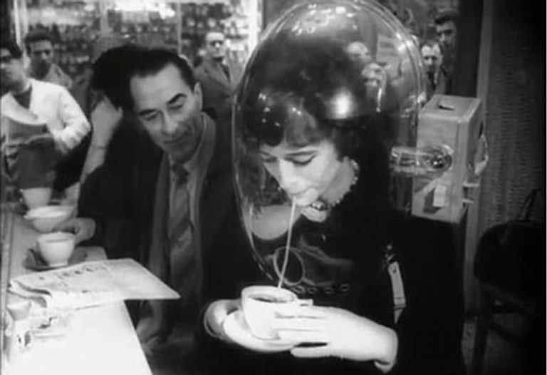 ابتكر مجموعة من العلماء خوذة زجاجية مزودة بجهاز لتنقية الهواء الضباب الدخاني العظيم بلندن عام 1952