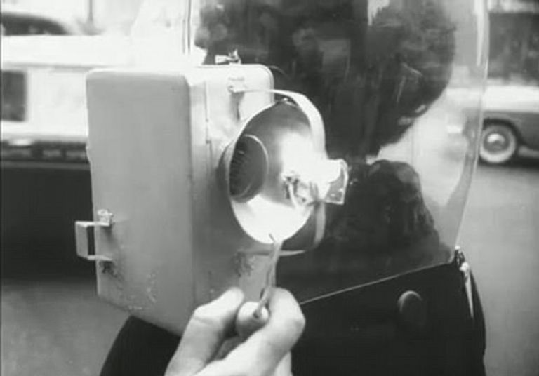 سيدة كانت تتجول مرتدية الخوذة الزجاجية بشوارع لندن  الضباب الدخاني العظيم بلندن عام 1952