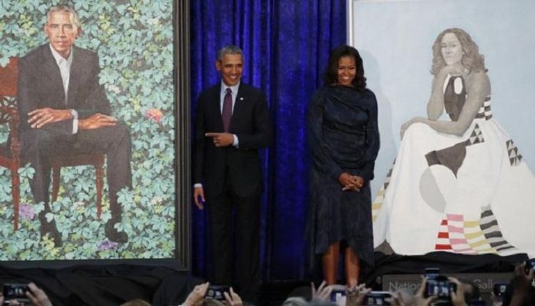 أوباما وزوجته بين اللوحتين