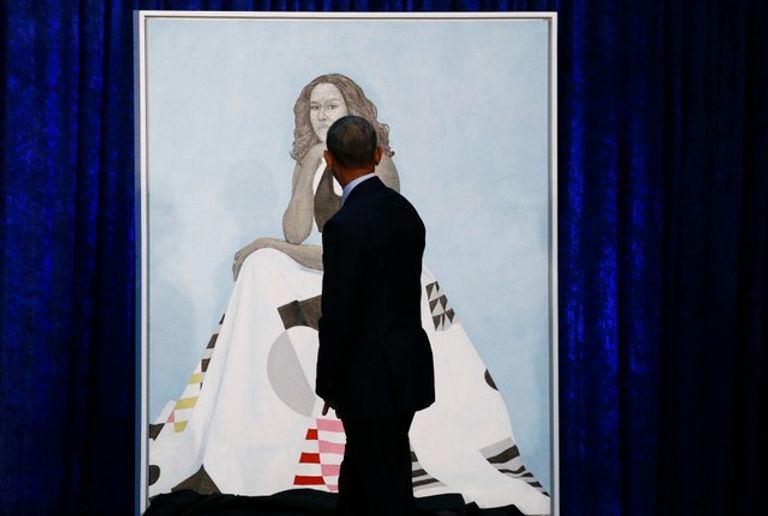 أوباما وزوجته بين اللوحتين