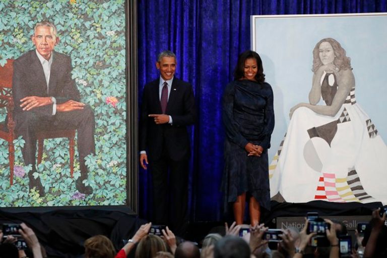 أوباما وزوجته بين اللوحتين