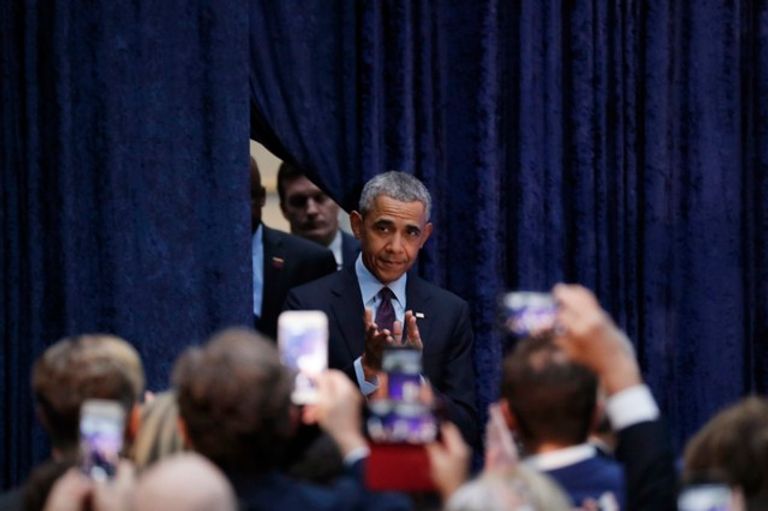 أوباما وزوجته بين اللوحتين