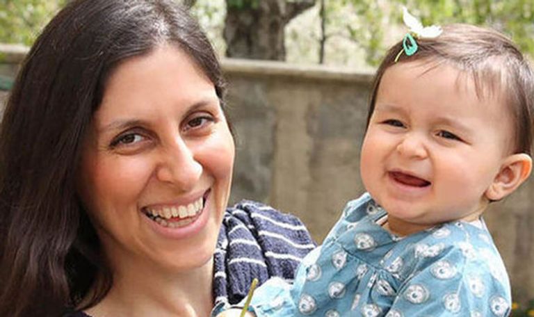 الموظفة الحقوقية نازانين زاخاري علم الاتحاد الأوروبي