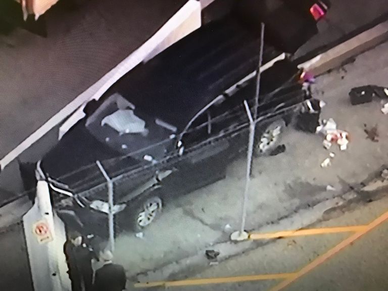 السيارة لحظة محاولة الاقتحام لحظة اعتقال المهاجم