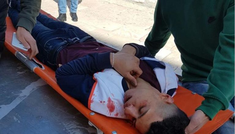 الشاب الفلسطيني بعد إصابته