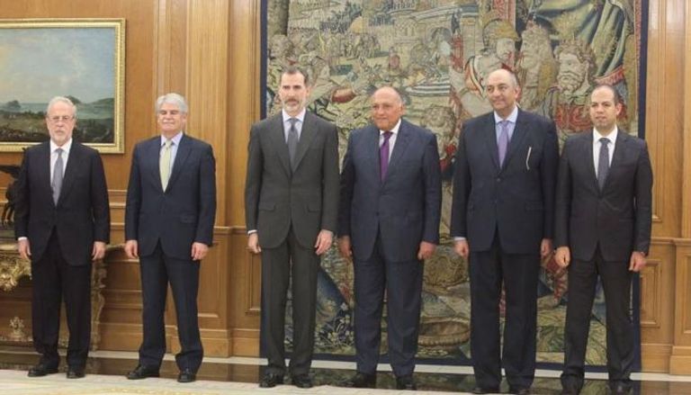 سامح شكري مع ملك إسبانيا فيليبي السادس وعدد من مسؤولي البلدين 