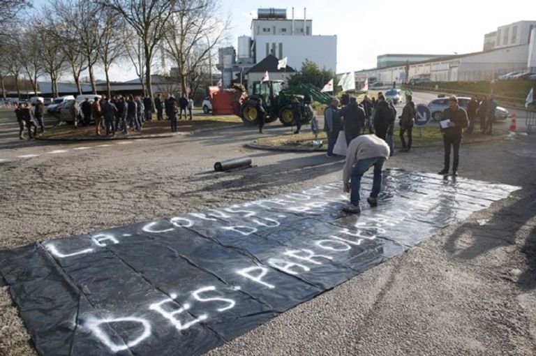 احتجاجات أمام مقر لاكتاليس شعار شركة لاكتاليس