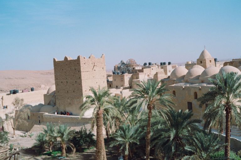 دير الأنبا بولا الدير يبعد 25 كلم جنوب فنار الزعفرانة بالبحر الأحمر