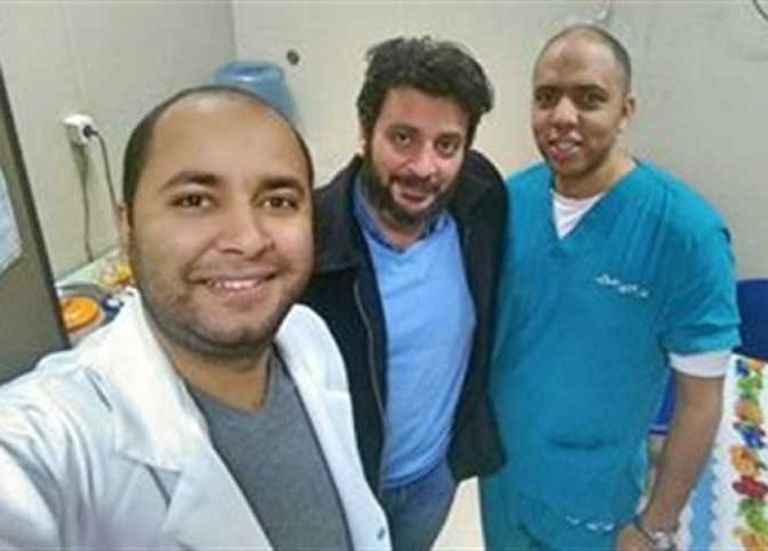 الطبيب مع زملائه مدير مستشفى التأمين الصحي السابق - أرشيفية