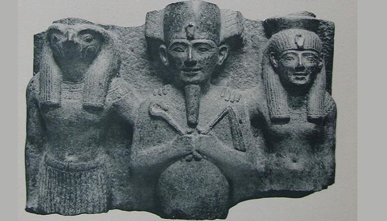 الجزء العلوي لتمثال الثالوث المقدس لإيزيس وأوزوريس وحورس