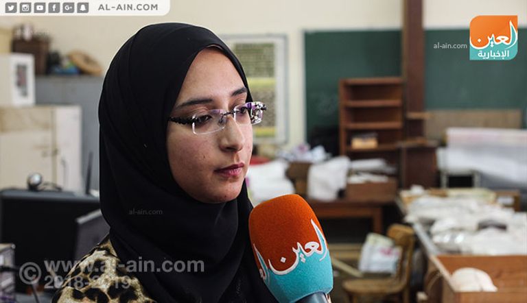 إحدى أعضاء الفريق مكتشف الديناصور المصري الباحثات في موقع استخراج الديناصور بالواحات