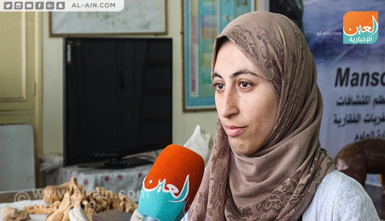 إيمان الداودي إحدى أعضاء الفريق الباحثات في موقع استخراج الديناصور بالواحات