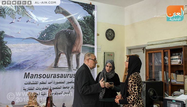 اكتشاف الديناصور فتح الباب لاكتشافات أخرى الباحثات في موقع استخراج الديناصور بالواحات