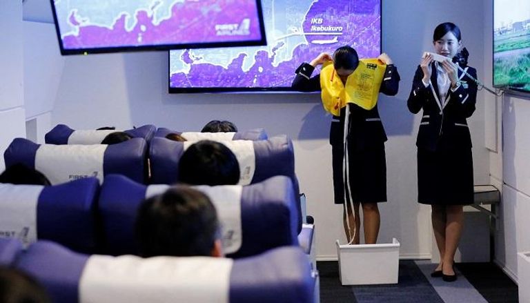 مضيفات يشرحن إجراءات السلامة قبل إقلاع الطائرة افتراضيا