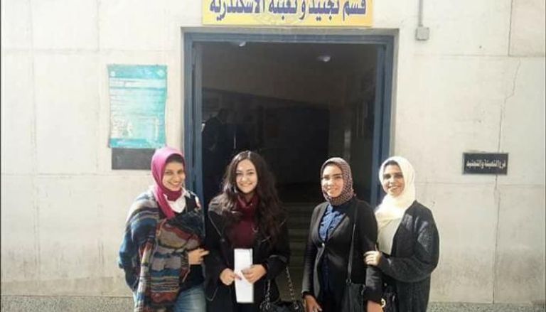 الفتيات المصريات أثناء تقديم أوراق الحملة للتطوع بالجيش المصري