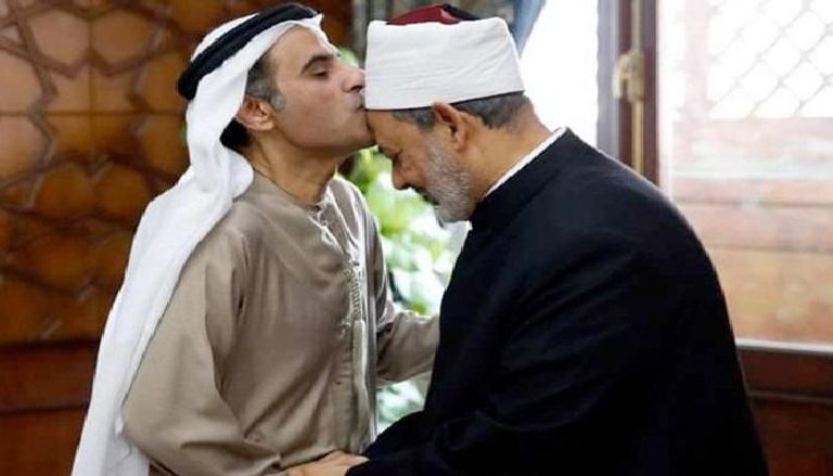 قبلة من علي بن تميم على جبين شيخ الأزهر  