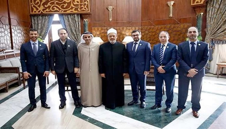 قبلة من علي بن تميم على جبين شيخ الأزهر  