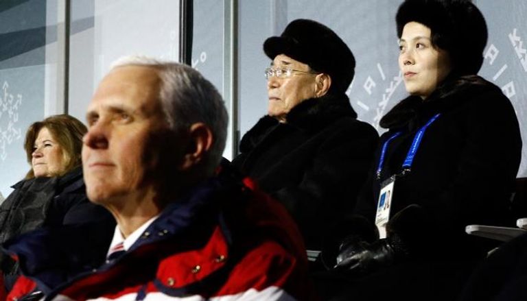 مايك بنس وخلفه الرئيس الشرفي لكوريا الشمالية وشقيقة زعيمها