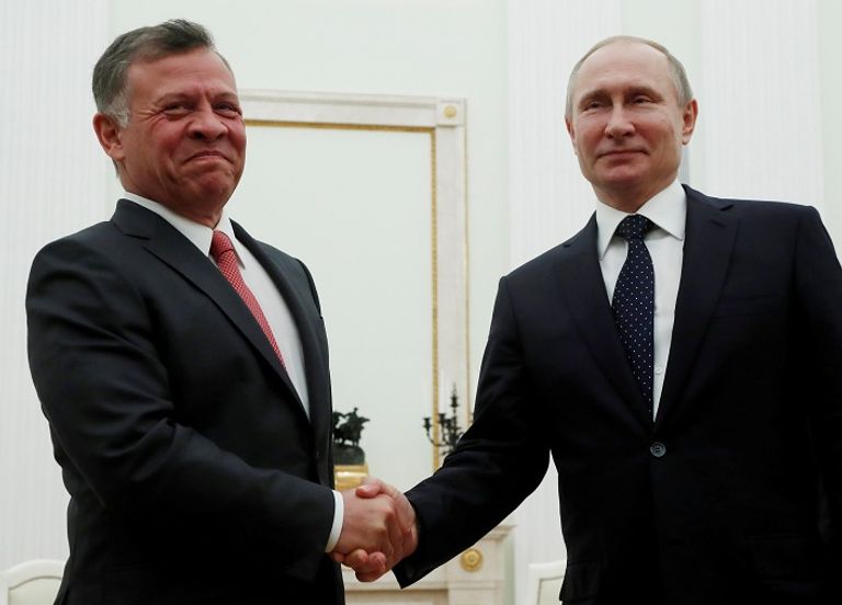 بوتين يصافح العاهل الأردني بوتين والعاهل الأردني خلال اجتماعهما في موسكو - رويترز