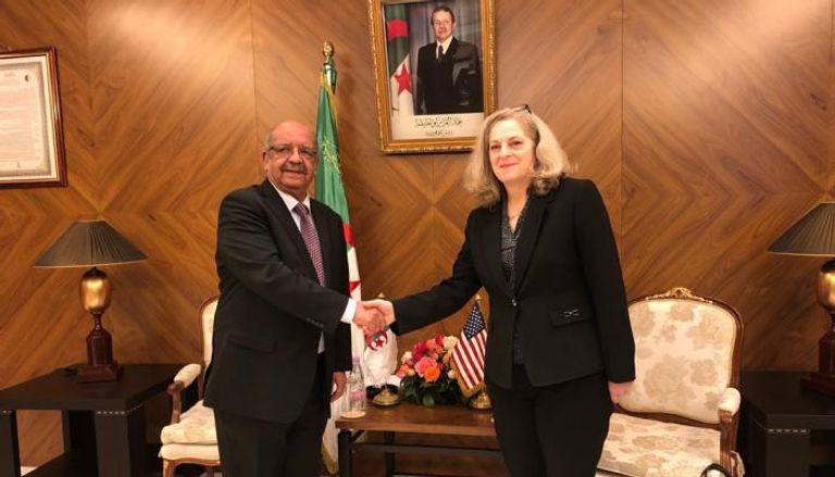لقاء وزير الخارجية الجزائري والمسؤولة الأمريكية