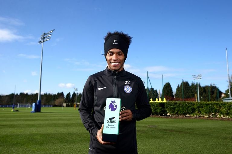 ويليان يتسلم جائزة أفضل هدف في شهر يناير بالبريمييرليج إيدي هاو