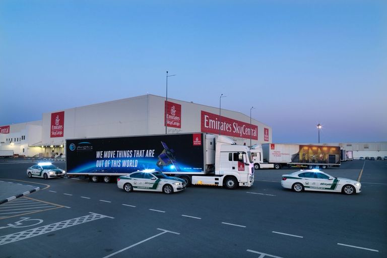 تحميل أول قمر صناعي صنع بالإمارات بمعرفة الإمارات للشحن الجوي