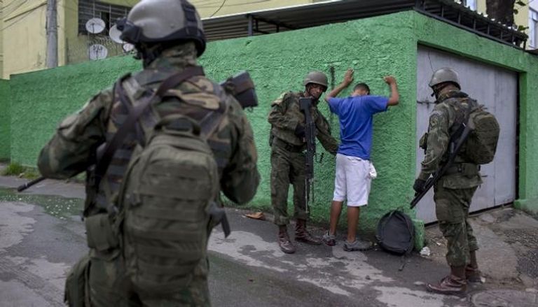 صورة أرشيفية لانتشار الجيش البرازيلي في شوارع ريو يوليو الماضي - أ.ف.ب