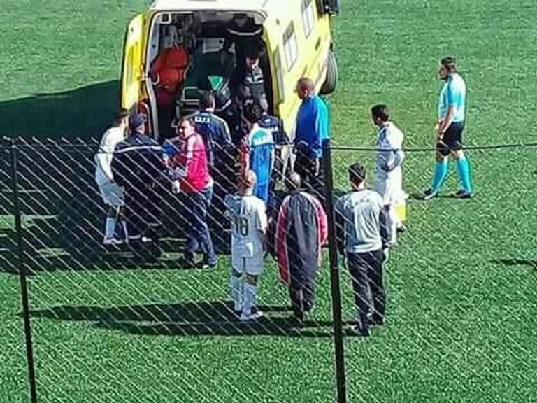 لحظة نقل اللاعب المتوفي إلى المستشفى لحظة نقل اللاعب المتوفى إلى المستشفى