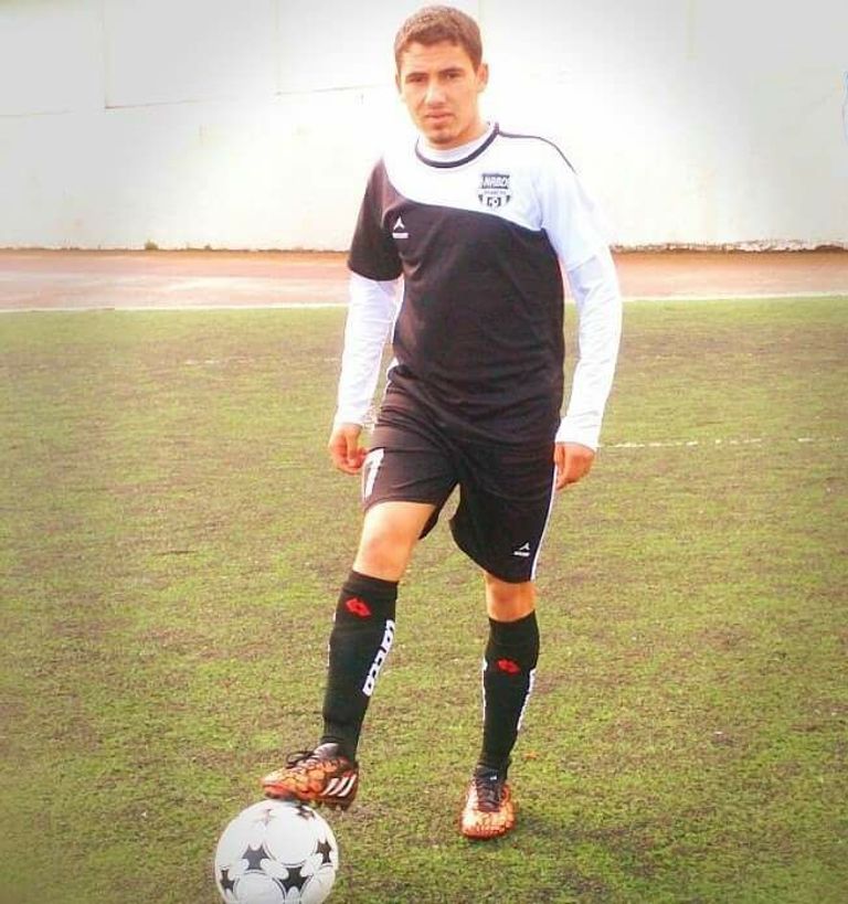 اللاعب داود بورزق رحمه الله لحظة نقل اللاعب المتوفى إلى المستشفى