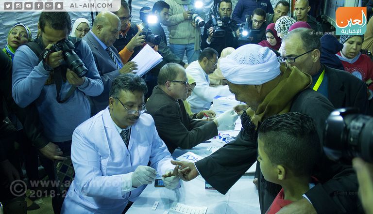 روبرتو كارلوس خلال مشاركته في حملة مكافحة فيروس "سي"