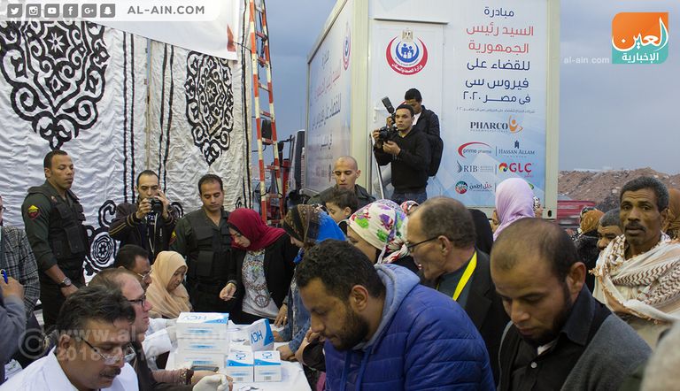 روبرتو كارلوس خلال مشاركته في حملة مكافحة فيروس "سي"