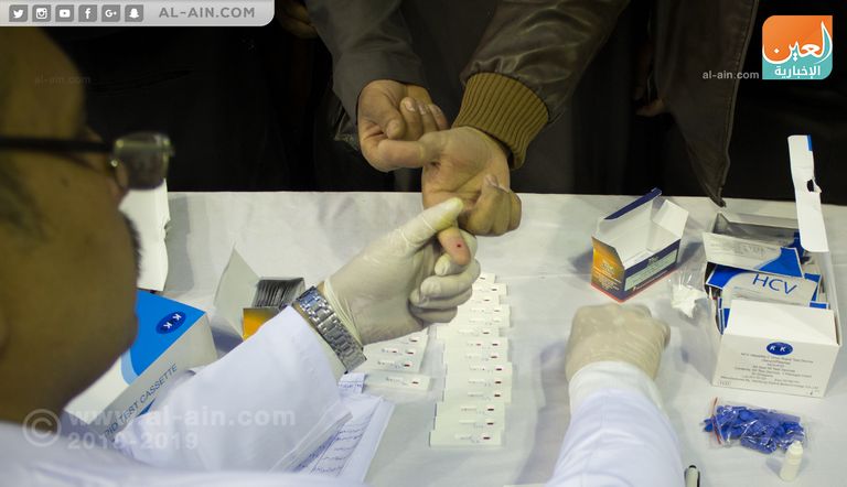 روبرتو كارلوس خلال مشاركته في حملة مكافحة فيروس "سي"