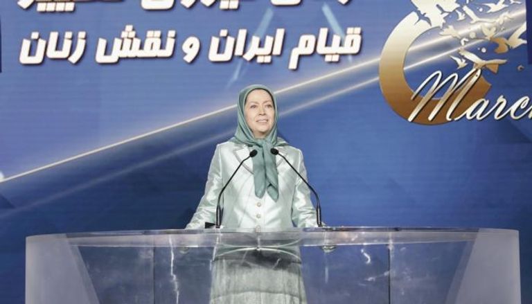 مريم رجوي خلال إلقاء كلمتها بمؤتمر انتفاضة إيران ودور المرأة