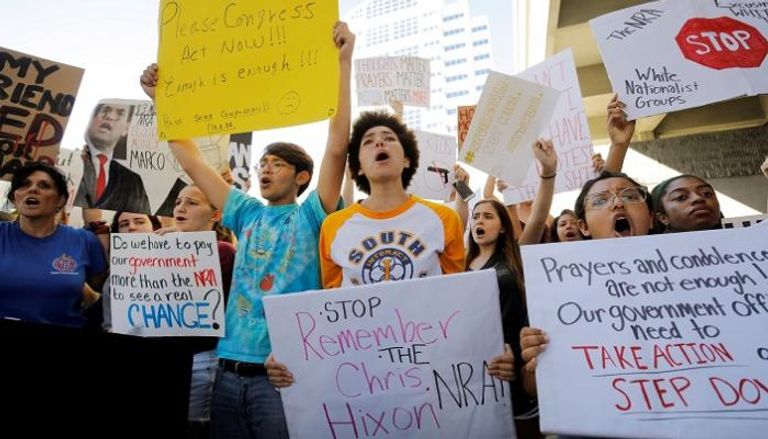 مظاهرات في فلوريدا للمطالبة بالسيطرة على السلاح - رويترز