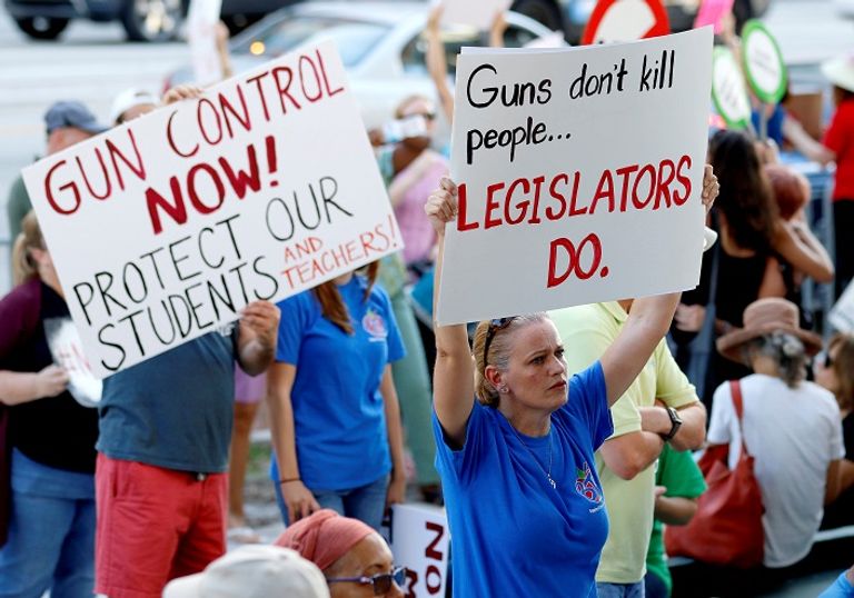 مظاهرات فى فلوريدا للمطالبة بخطوات عاجلة للسيطرة على السلاح مظاهرات في فلوريدا للمطالبة بالسيطرة على السلاح - رويترز