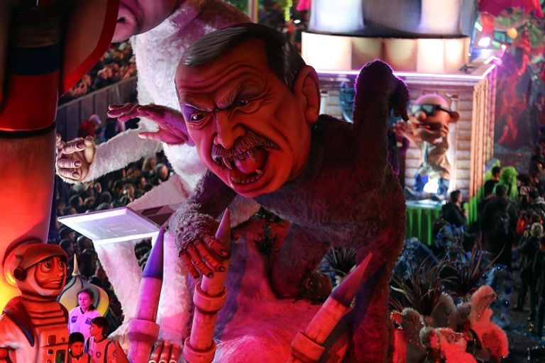 وجه أردوغان على مجسم القرد مجسم يحمل وجه أردوغان على جسد قرد - رويترز