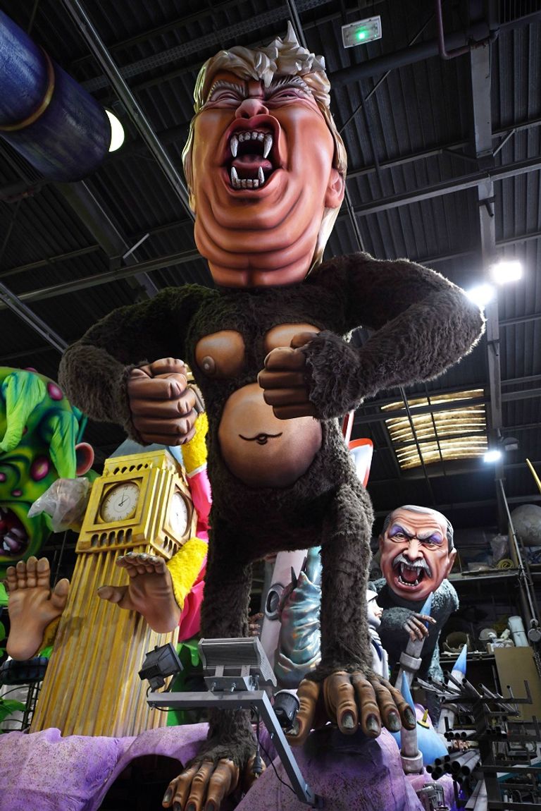 وجه ترامب على مجسم غوريلا مجسم يحمل وجه أردوغان على جسد قرد - رويترز