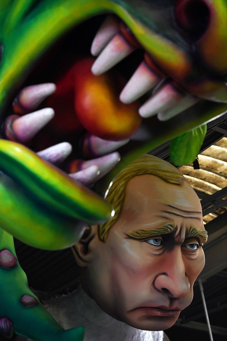 مجسم للرئيس بوتين مجسم يحمل وجه أردوغان على جسد قرد - رويترز