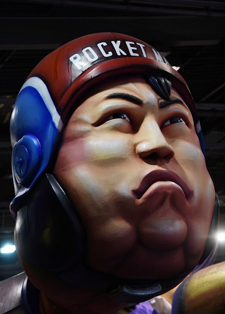 مجسم لزعيم كوريا الشمالية كيم أون مجسم يحمل وجه أردوغان على جسد قرد - رويترز