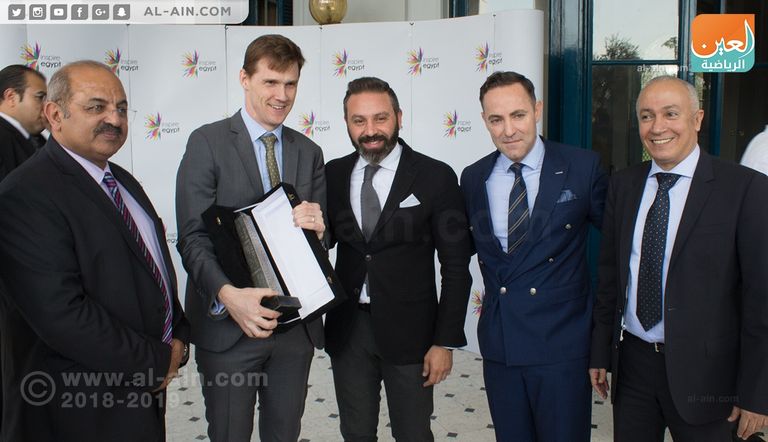 اللجنة الأولمبية المصرية تقدم هدية تذكارية للسفير البريطاني اتحاد الكرة المصري يوقع اتفاقية مع شركة إنجليزية